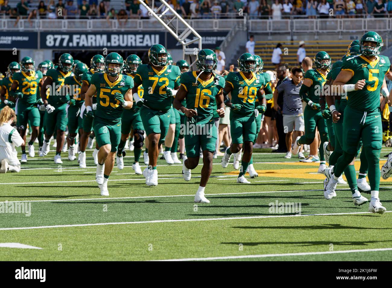 Die Baylor Bears betreten das Feld vor ihrem NCAA College Football Spiel gegen die Texas State Bobcats im McLane Stadium Samstag, den 17. September 2022, in Waco, Texas. Baylor gewann mit 42:7. (Eddie Kelly/Image of Sport) Stockfoto