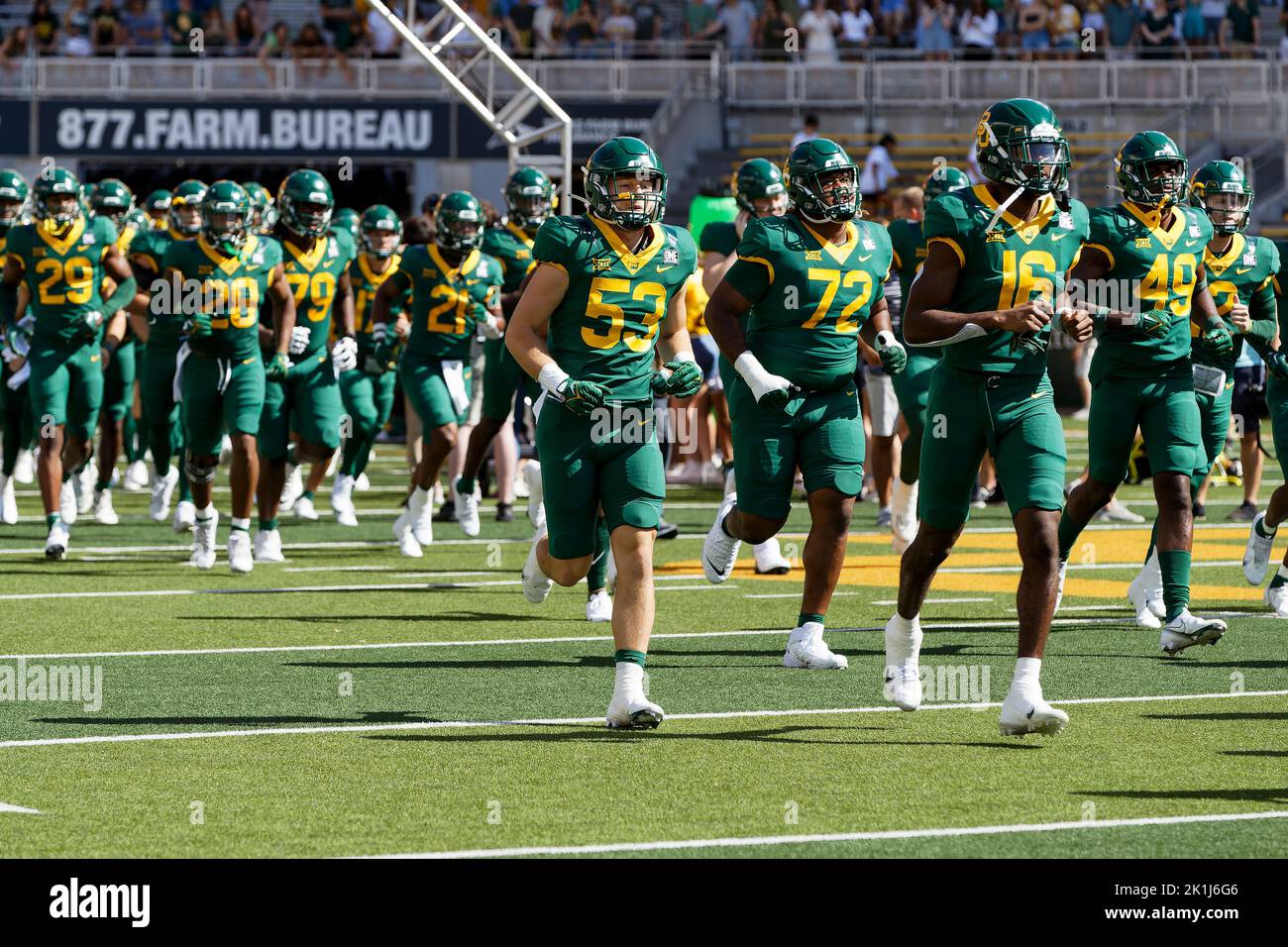 Baylor Bears Linebacker Ben Hamilton (53) und das Team betreten das Feld vor ihrem NCAA College Football Spiel gegen die Texas State Bobcats im McLane Stadium Samstag, den 17. September 2022, in Waco, Texas. Baylor gewann mit 42:7. (Eddie Kelly/Image of Sport) Stockfoto