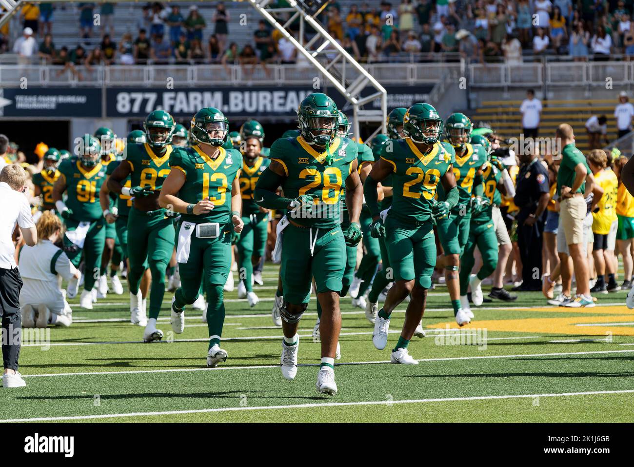 Die Baylor Bears betreten das Feld vor ihrem NCAA College Football Spiel gegen die Texas State Bobcats im McLane Stadium Samstag, den 17. September 2022, in Waco, Texas. Baylor gewann mit 42:7. (Eddie Kelly/Image of Sport) Stockfoto