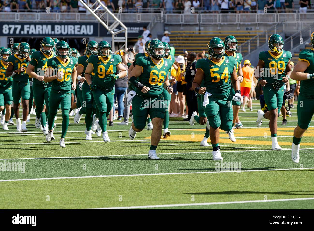 Baylor Bears Offensive Lineman Jacob Gall (66), Brayden Utley (54) und das Team betreten das Feld vor ihrem NCAA College Football Spiel gegen die Texas State Bobcats im McLane Stadium am Samstag, 17. September 2022 in Waco, Texas. Baylor gewann mit 42:7. (Eddie Kelly/Image of Sport) Stockfoto