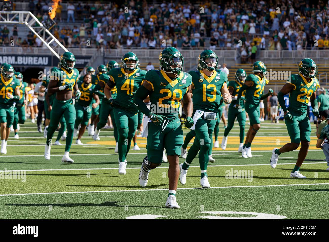 Die Baylor Bears betreten das Feld vor ihrem NCAA College Football Spiel gegen die Texas State Bobcats im McLane Stadium Samstag, den 17. September 2022, in Waco, Texas. Baylor gewann mit 42:7. (Eddie Kelly/Image of Sport) Stockfoto