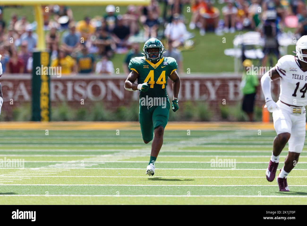 Baylor Bears Linebacker Josh White (44) läuft bei einem NCAA College Football-Spiel im McLane Stadium am Samstag, 17. September 2022, in Waco, Texas. Baylor gewann mit 42:7. (Eddie Kelly/Image of Sport) Stockfoto
