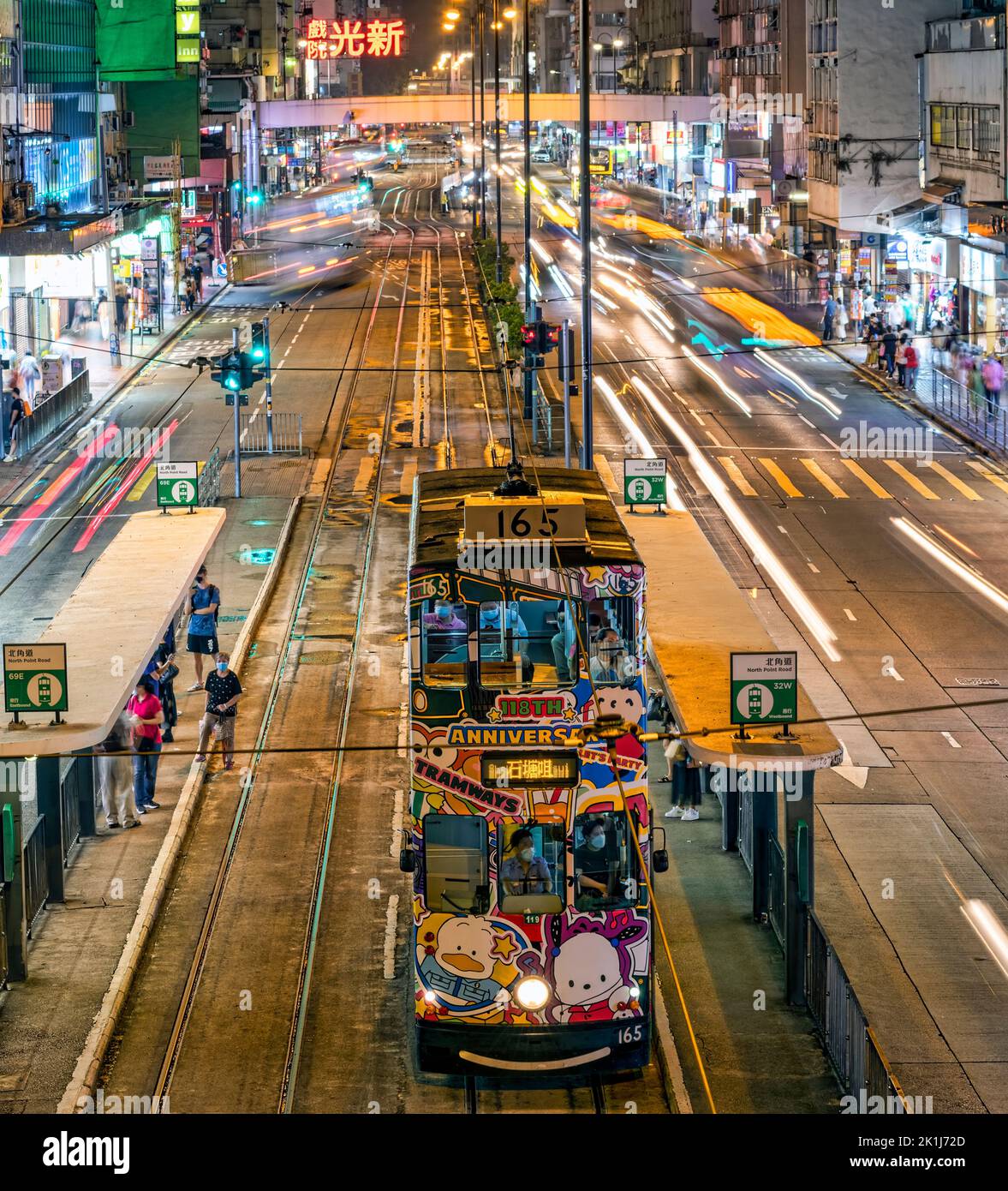 Die berühmten Hongkonger Straßenbahnen und dicht besiedelten Wohngebäude, Hongkong, China. Stockfoto