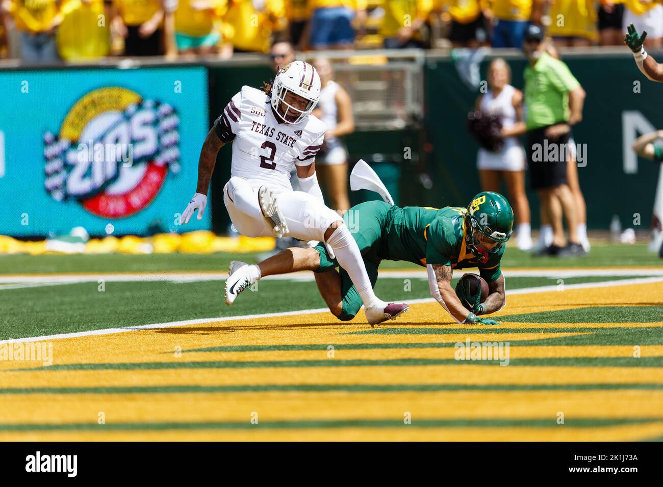 Baylor Bears Wide Receiver Gavin Holmes (6) erzielt einen Touchdown auf einem 28-Yard-Empfang gegen Texas State Bobcats Sicherheit Kevin Anderson (2) mit 4:42 links im 3. Quartal, um Baylor 28-7 während eines NCAA College Football Spiels im McLane Stadium Samstag, 17. September 2022, in Waco, Texen. Baylor gewann mit 42:7. (Eddie Kelly/Image of Sport) Stockfoto