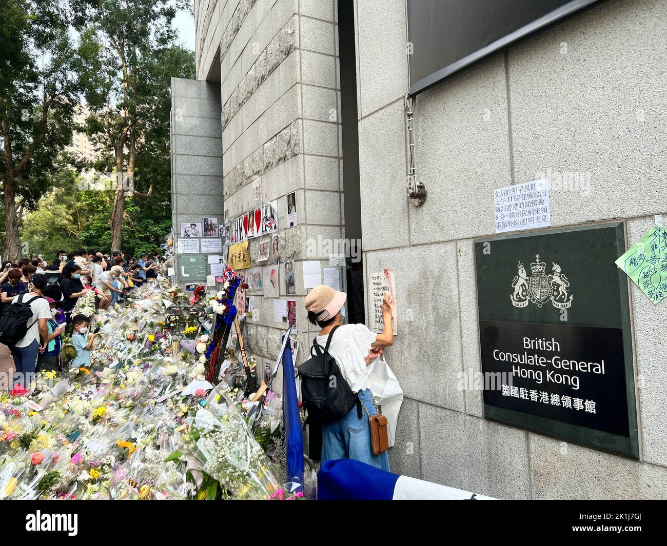 Hongkong , 19. September 2022: Solidarität der Bürger Hongkongs nach dem Tod von Königin Elizabeth II. Vor der Haustür des britischen Generalkonsulats Admiralty Stockfoto