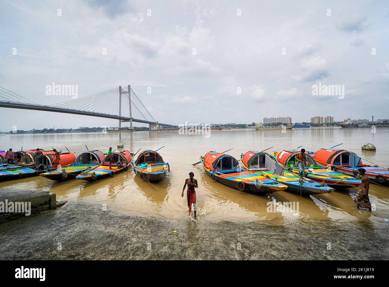 Kalkutta, Indien. 18. September 2022. Ein Mann nimmt ein Bad auf dem Fluss Ganges zwischen den angehaltenem Booten in Princep Ghat, Bootfahren ist eine beliebte Freizeitbeschäftigung in Prinsep Ghat während der Abendzeit. Prinsep Ghat ist ein Ghat, der 1841 während der britischen Ära am Kolkata-Ufer des Hooghly River in Indien erbaut wurde. Es ist eines der ikonischen Reiseziele für Touristen in kalkutta. (Foto: Avishek das/SOPA Images/Sipa USA) Quelle: SIPA USA/Alamy Live News Stockfoto