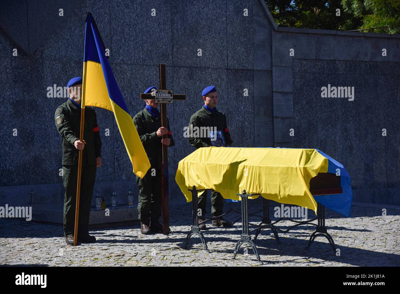 Lviv, Ukraine. 6. September 2022. Die Abschiedszeremonie von Kapitän Wolodymyr Ivanyuk in Lemberg, der von den russischen Besatzungstruppen getötet wurde. Seit den ersten Tagen der umfassenden militärischen Invasion Russlands in der Ukraine meldete sich Wolodymyr Ivanyuk freiwillig zum Krieg. Er diente in den Reihen der 24. separaten mechanisierten Brigade, die nach König Danylo vom "Westen"-Einsatzkommando der Bodentruppen der Streitkräfte der Ukraine benannt wurde. Wolodymyr Ivanyuk wird von seiner Mutter, seiner Frau und drei Söhnen überlebt. (Bild: © Pavlo Palamarchuk/SOPA Images via ZUMA Press Wire) Stockfoto