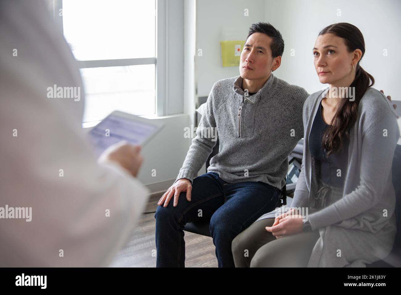 Paar mit Arzt in der Familienplanung Beratungsraum Stockfoto