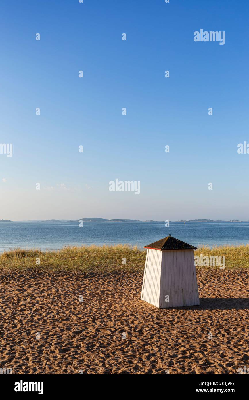 Hölzerne Umkleidekabine oder Hütte am leeren und sandigen Strand von Tulliniemi in Hanko, Finnland, an einem sonnigen Morgen im Sommer. Speicherplatz kopieren. Stockfoto