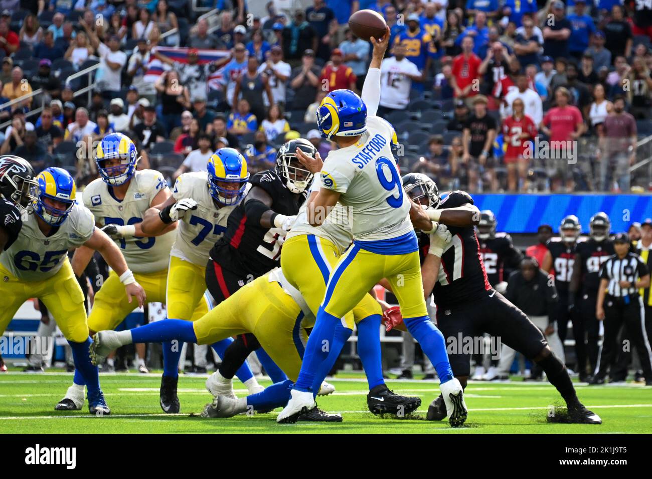 Los Angeles Rams Quarterback Matthew Stafford (9) wirft den Ball während eines NFL-Spiels gegen die Atlanta Falcons, Sonntag, 18. September 2022, in Inglewood Stockfoto