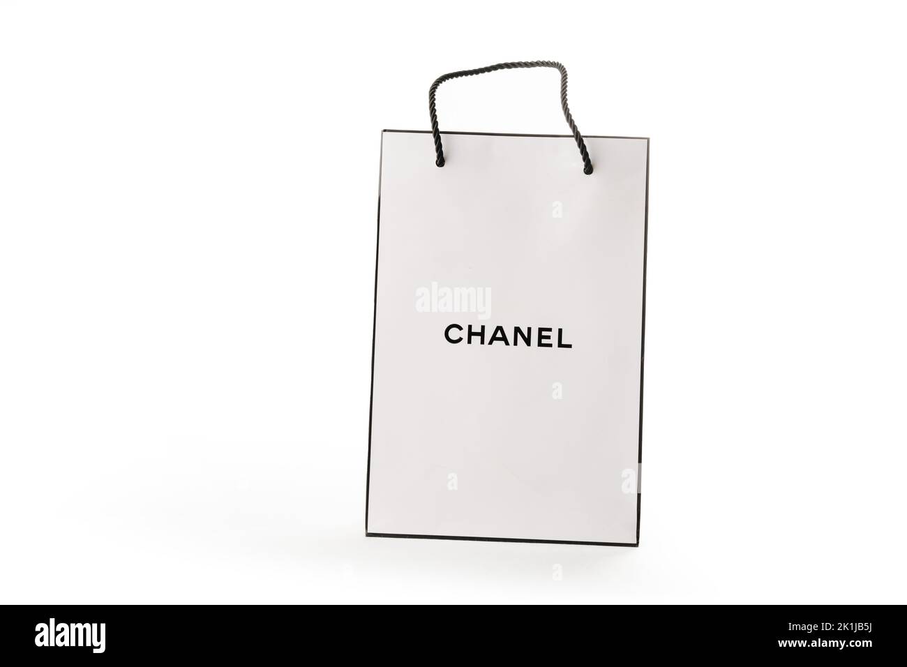 Zypern, Paphos - 08. SEPTEMBER 2022: Zweidimensionales Frontalbild des Markenpapierbeutels des Chanel-Parfüms. Auf weißem Hintergrund. Stockfoto