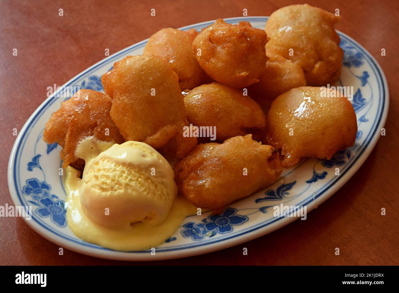 Gebratene Banane mit Eis, eine der chinesischen Spezialitäten und Delikatessen. Stockfoto