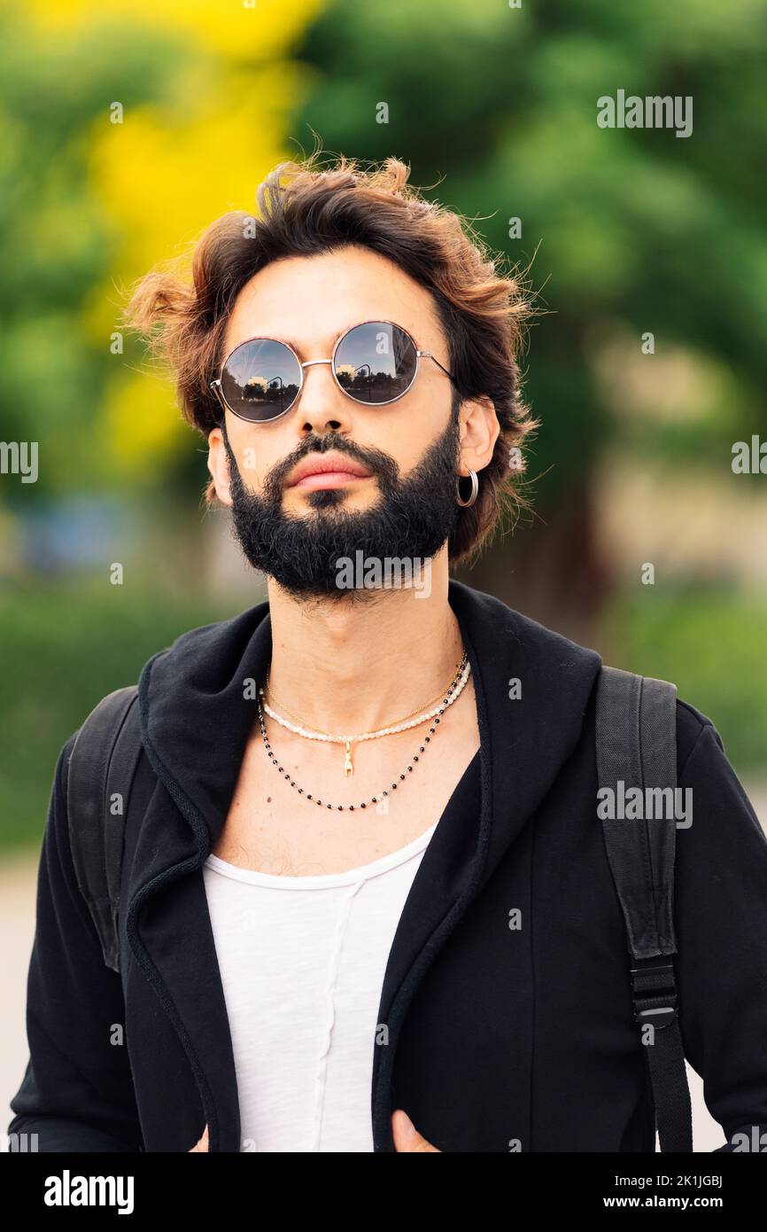 Stilvoller junger Mann mit Bart und Sonnenbrille Stockfoto