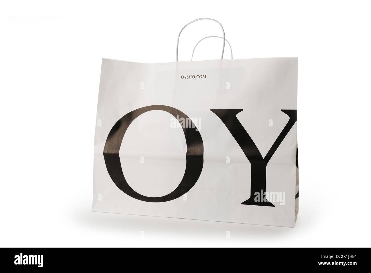 Zypern, Paphos - 08. SEPTEMBER 2022: Große schwarze Buchstaben auf einer Papiertüte mit Markenwerbung des spanischen Bekleidungsladens Oysho, die sich mit den Damen-Homewear und der Unterarme befasst Stockfoto Zypern, Paphos - 08. SEPTEMBER 2022: Große schwarze Buchstaben auf einer Papiertüte mit Markenwerbung des spanischen Bekleidungsladens Oysho, die sich mit den Damen-Homewear und der Unterarme befasst Stockfoto