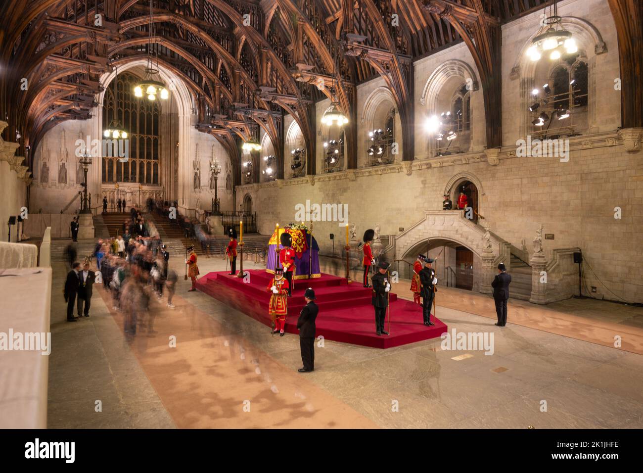 London, Großbritannien. 19. September 2022. Letzte Besucher der „State-‘-Zeit“, wo der Sarg von Königin Elizabeth II., der sich auf einer Katafalque befand, in der Westminster Hall im Palace of Westminster (auch bekannt als Houses of Parliament) in London, Großbritannien, am 19. September 2022, wenige Stunden vor der Beerdigung der Königin, stattfand. Foto von Ammar Abd Rabbo/ABACAPRESS. Quelle: Abaca Press/Alamy Live News Stockfoto