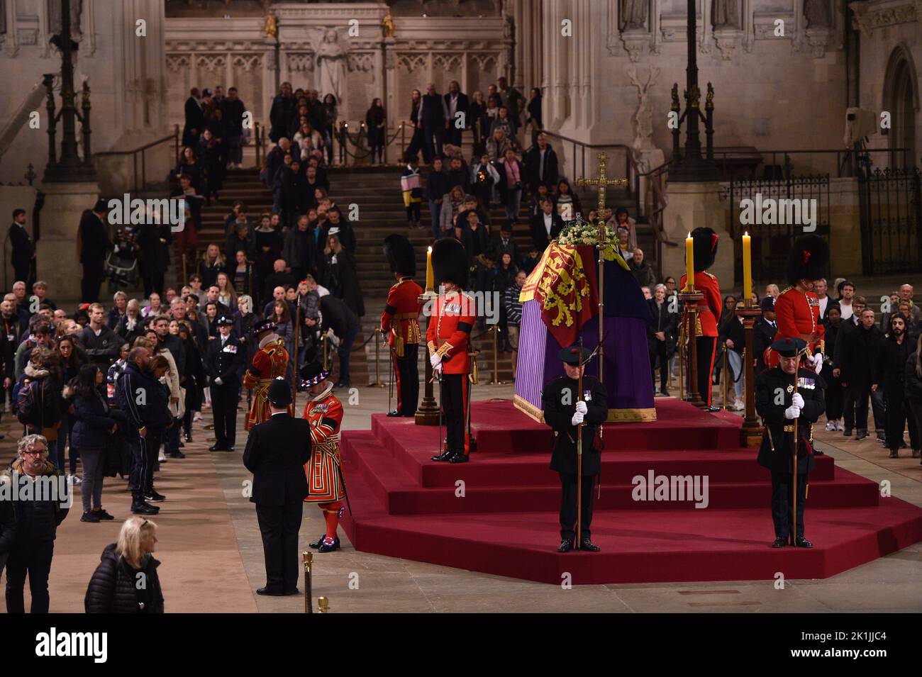 Die Trauernden gehen am Sarg von Königin Elizabeth II. Auf der Katafalke in Westminster Hal vorbei, in der letzten Nacht ihres Staatslegens. Stockfoto