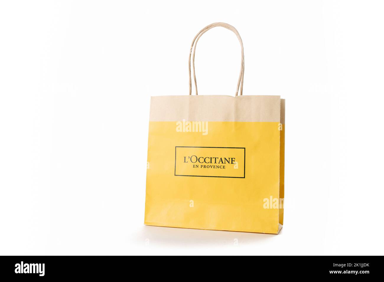 Zypern, Paphos - 08. SEPTEMBER 2022: Gelbe Papiertüte von L'Ockitane en Provence Beauty Products Shop. Auf weißem Hintergrund. Stockfoto