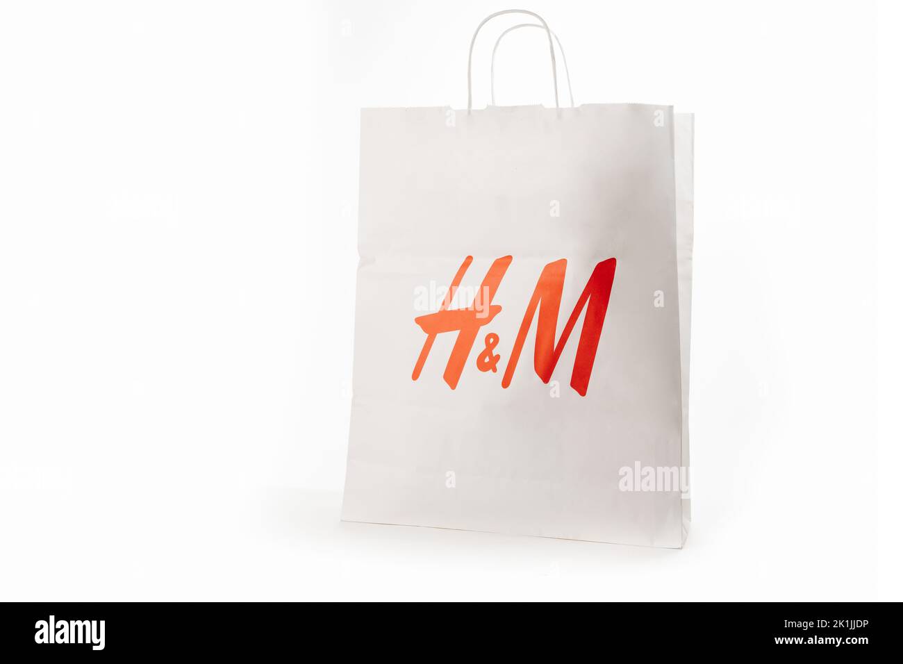 Zypern, Paphos - 08. SEPTEMBER 2022: HM Papiertasche von der berühmten schwedischen Fast-Fashion-Bekleidungsmarke. Auf weißem Hintergrund. Stockfoto