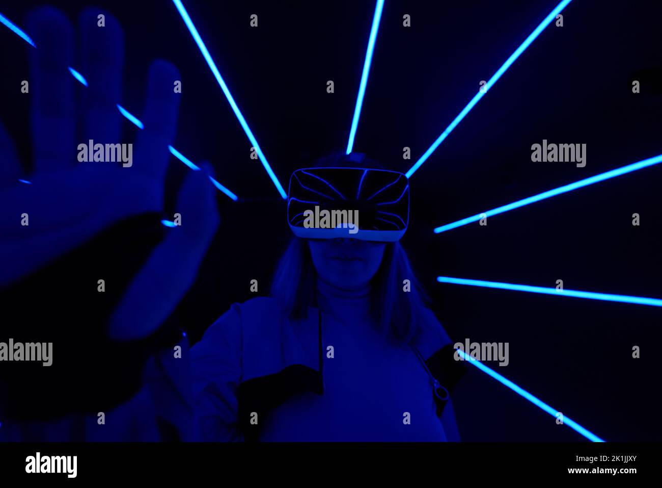 Frau nutzt Virtual-Reality-Headsets, um im Metaverse darauf zuzugreifen. Konzept der virtuellen, erweiterten und erweiterten Realität, Zukunftstechnologie, künstliches intel Stockfoto