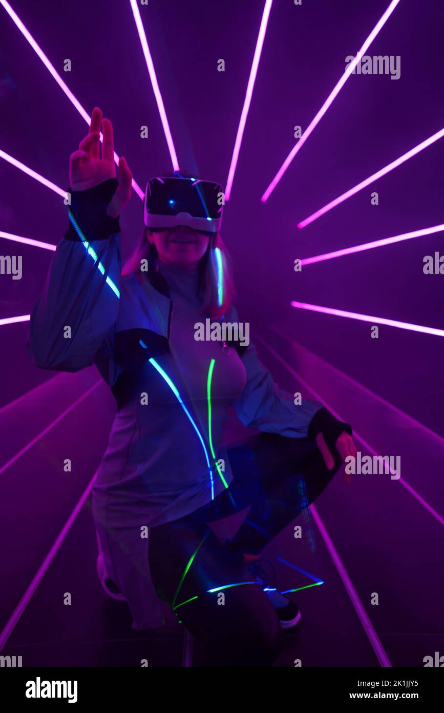 Frau nutzt Virtual-Reality-Headsets, um im Metaverse darauf zuzugreifen. Konzept der virtuellen, erweiterten und erweiterten Realität, Zukunftstechnologie, künstliches intel Stockfoto