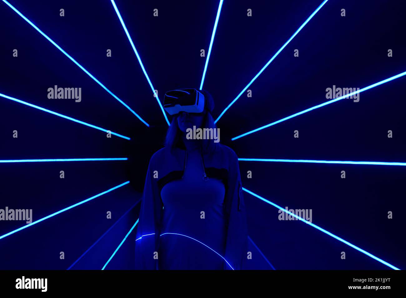 Frau nutzt Virtual-Reality-Headsets, um im Metaverse darauf zuzugreifen. Konzept der virtuellen, erweiterten und erweiterten Realität, Zukunftstechnologie, künstliches intel Stockfoto