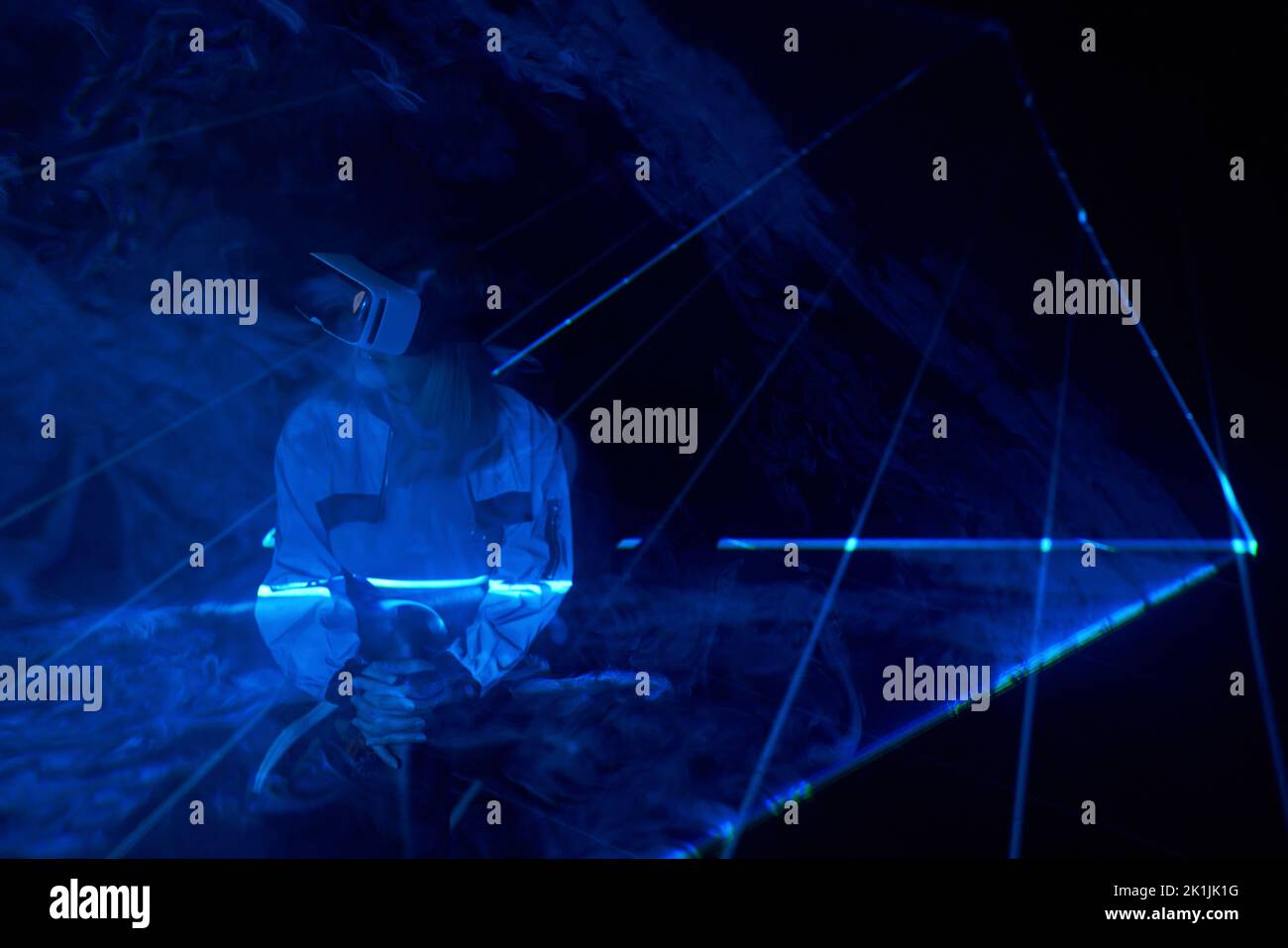 Frau nutzt Virtual-Reality-Headsets, um im Metaverse darauf zuzugreifen. Konzept der virtuellen, erweiterten und erweiterten Realität, Zukunftstechnologie, künstliches intel Stockfoto