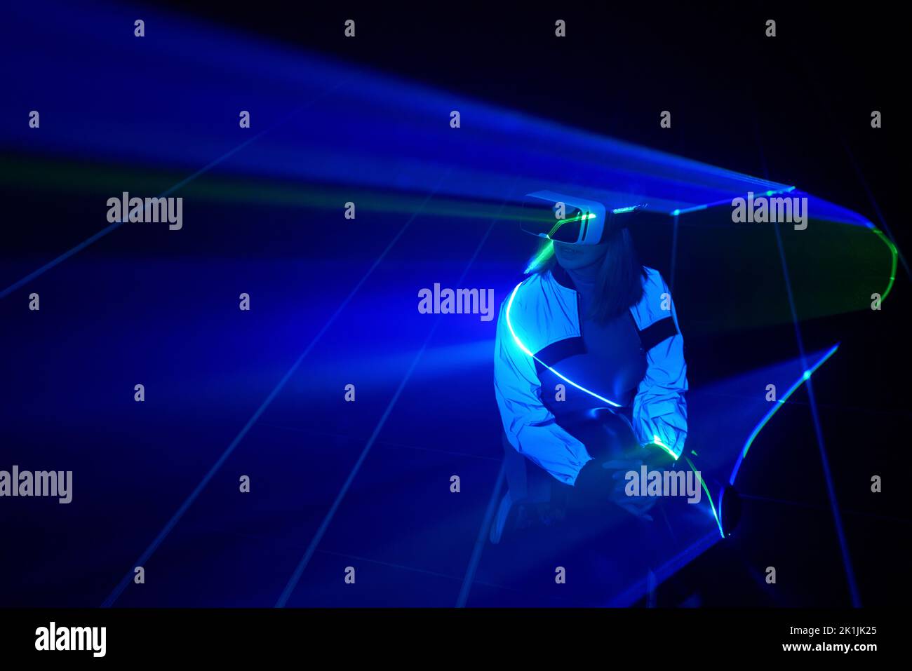 Frau nutzt Virtual-Reality-Headsets, um im Metaverse darauf zuzugreifen. Konzept der virtuellen, erweiterten und erweiterten Realität, Zukunftstechnologie, künstliches intel Stockfoto