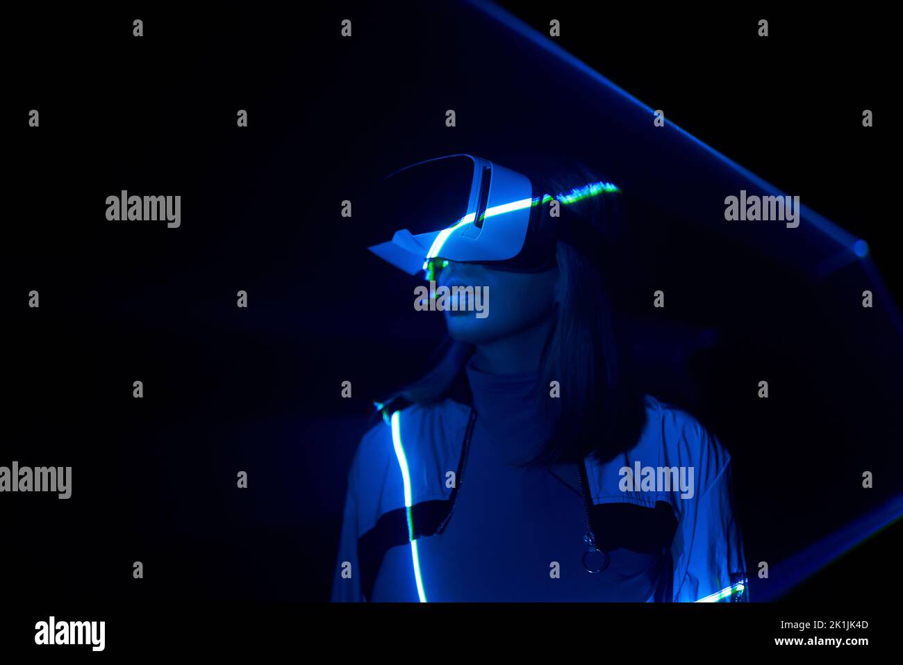 Frau nutzt Virtual-Reality-Headsets, um im Metaverse darauf zuzugreifen. Konzept der virtuellen, erweiterten und erweiterten Realität, Zukunftstechnologie, künstliches intel Stockfoto