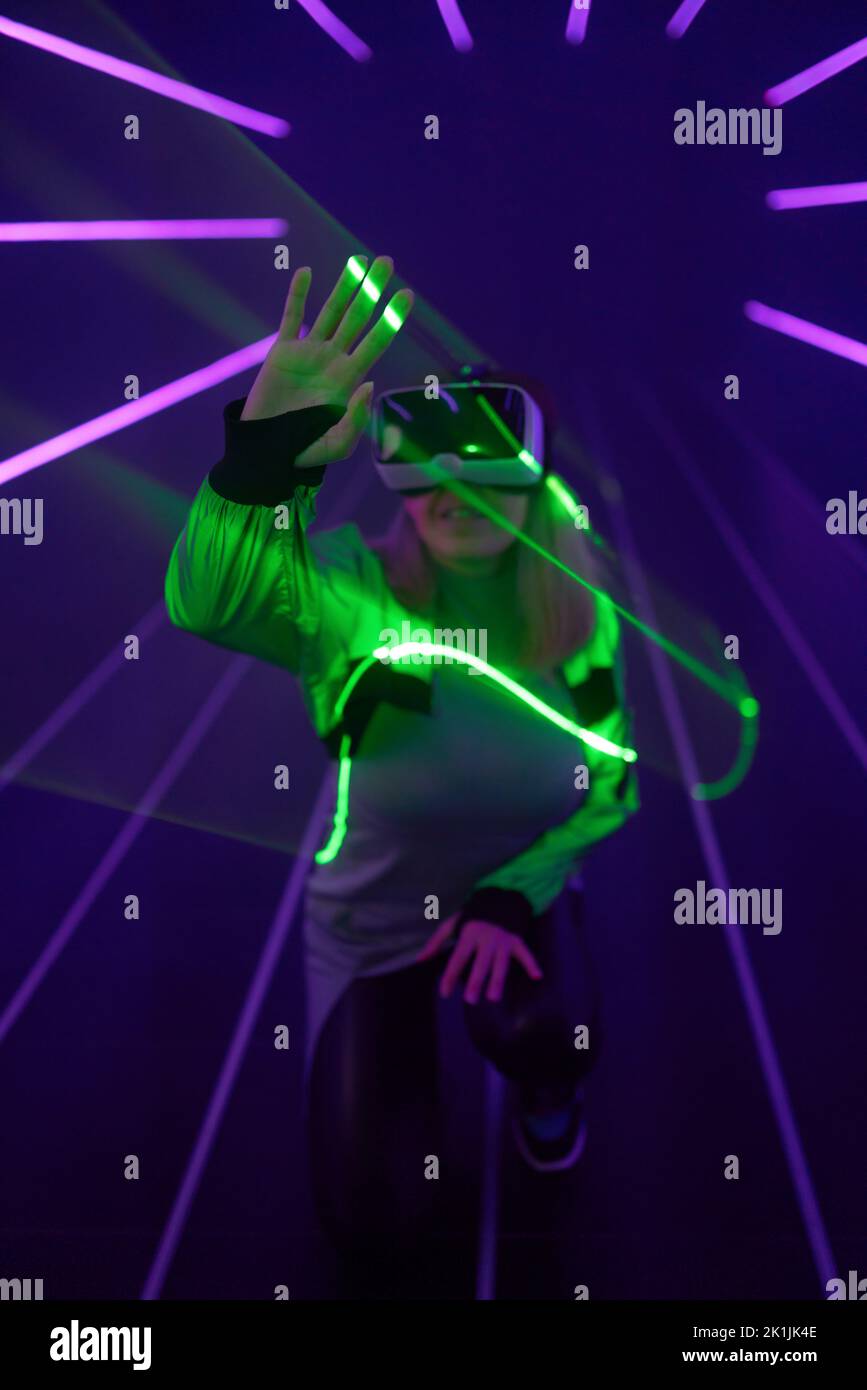Frau nutzt Virtual-Reality-Headsets, um im Metaverse darauf zuzugreifen. Konzept der virtuellen, erweiterten und erweiterten Realität, Zukunftstechnologie, künstliches intel Stockfoto