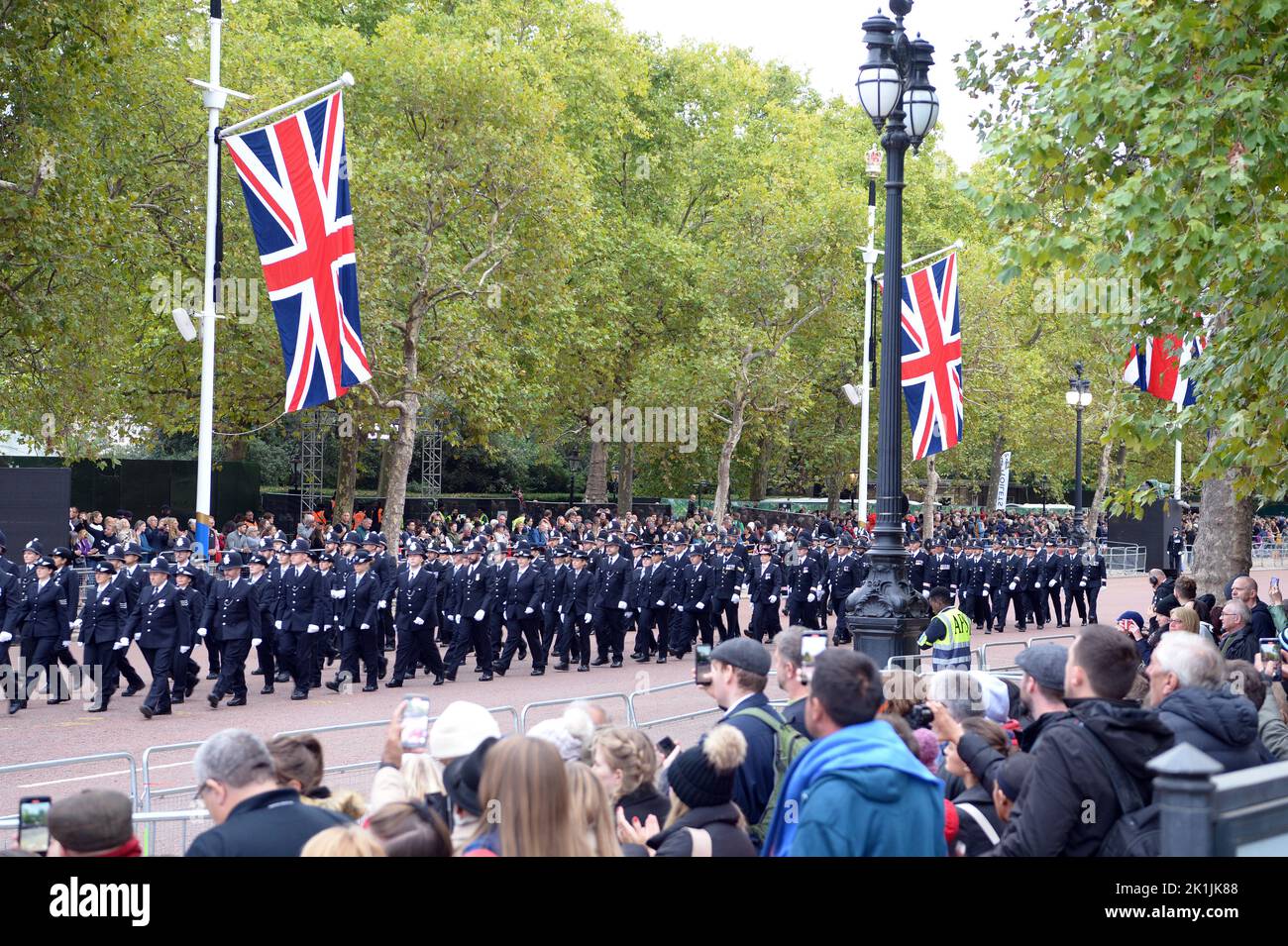 London, Großbritannien. 19. September 2022. Polizeibeamte während des Aufbaus bis zur Beerdigung von Königin Elizabeth ll auf der Mall Credit: MARTIN DALTON/Alamy Live News Stockfoto