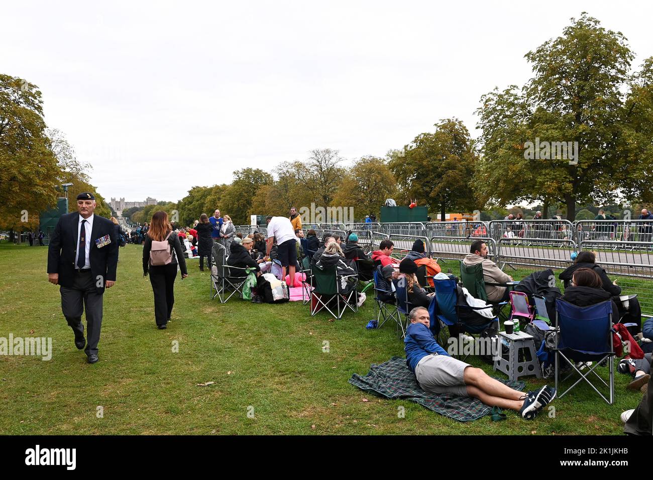 Trauernde auf dem Long Walk, Windsor vor dem State Funeral von Queen Elizabeth II in London. Bilddatum: Montag, 19. September 2022. Stockfoto