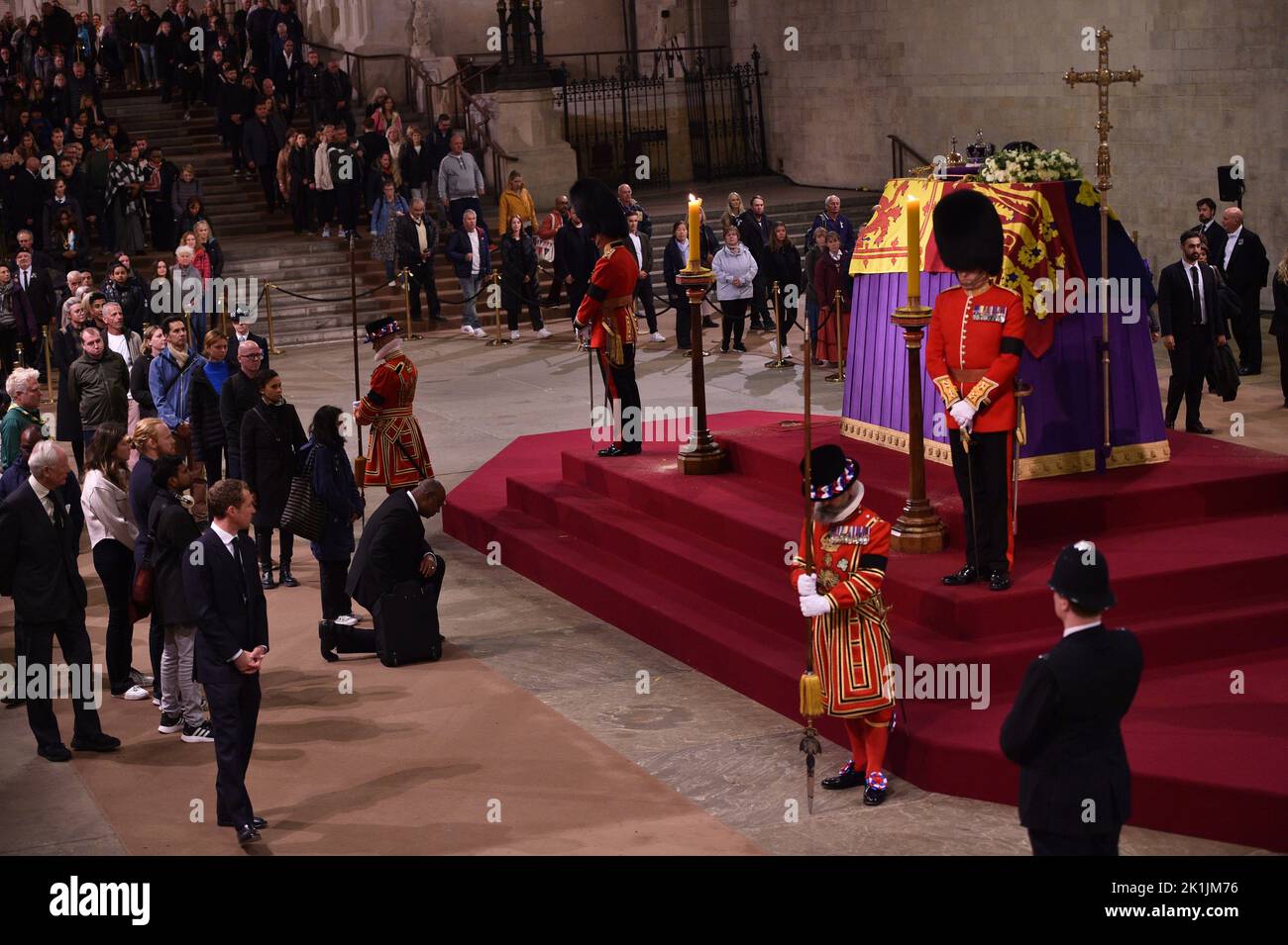 Die Trauernden gehen am Sarg von Königin Elizabeth II. Auf einer Katafalke in der Westminster Hall vorbei, in der letzten Nacht, in der sie ihren Zustand verlegte. (Foto von Thomas Krych / SOPA Images/Sipa USA) Stockfoto