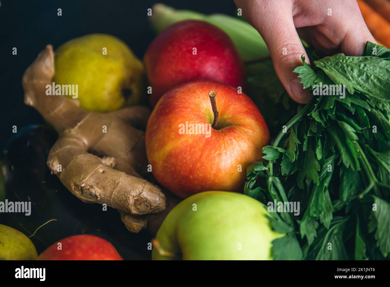 Nahaufnahme, Äpfel und Ingwer zwischen Gemüse und Obst. Stockfoto