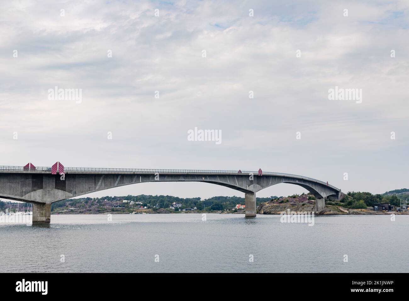 Marstrand, Schweden - 18. August 2022: Brücke zwischen einigen der kleinen Inseln an der Küste in der Nähe von Marstrand Stockfoto