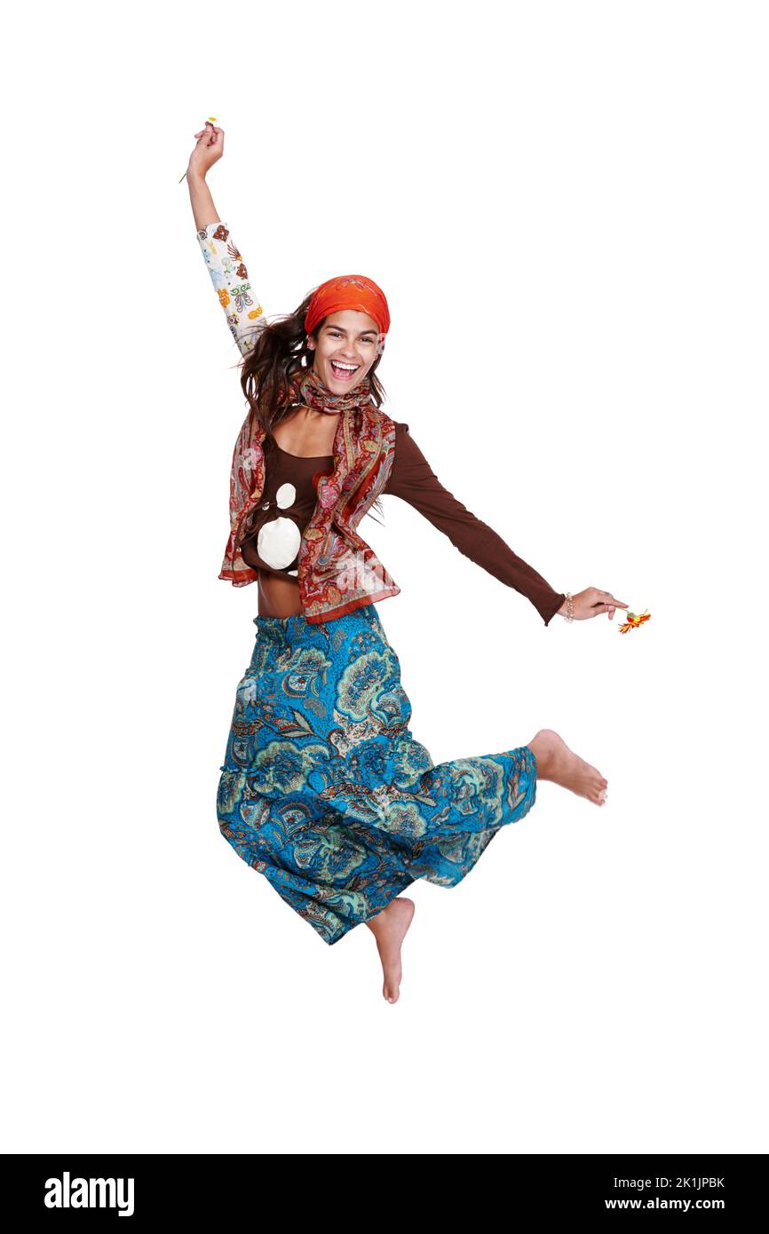 Es gibt keine Sorgen auf der Welt. In voller Länge Studio-Porträt einer jungen Frau in hippiger Kleidung springen im Studio. Stockfoto