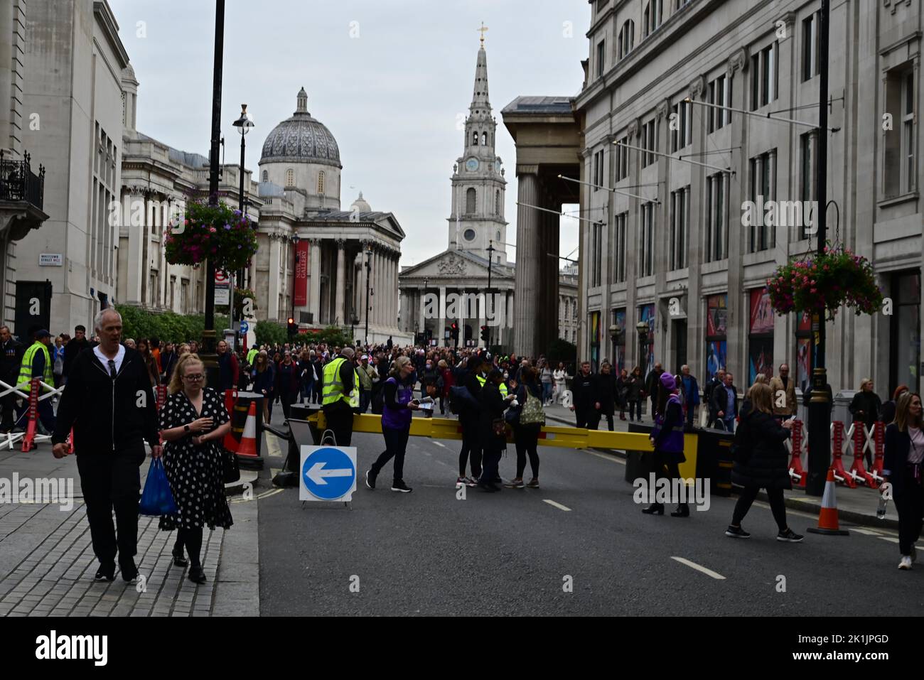 Staatsbegräbnis Ihrer Majestät Königin Elizabeth II., London, Großbritannien, Montag, 19.. September 2022. Massen von Menschen, die sich auf den Weg zur Veranstaltung entlang der Pall Mall East machen. Stockfoto