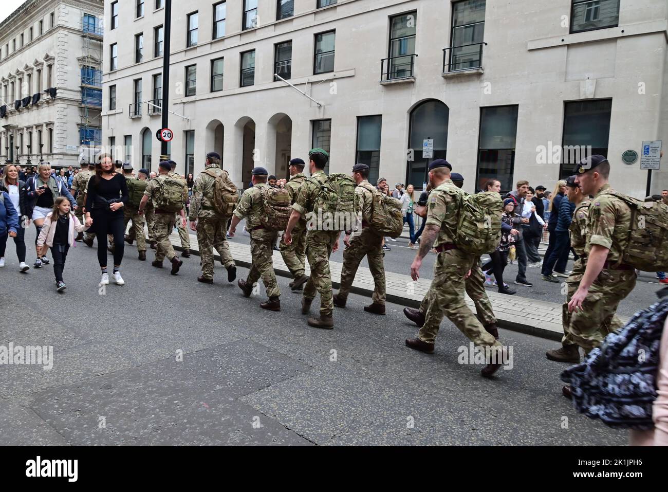 Staatsbegräbnis Ihrer Majestät Königin Elizabeth II., London, Großbritannien, Montag, 19.. September 2022. Soldaten marschieren zu ihren Stellungen und bewegen sich entlang der Pall Mall. Stockfoto