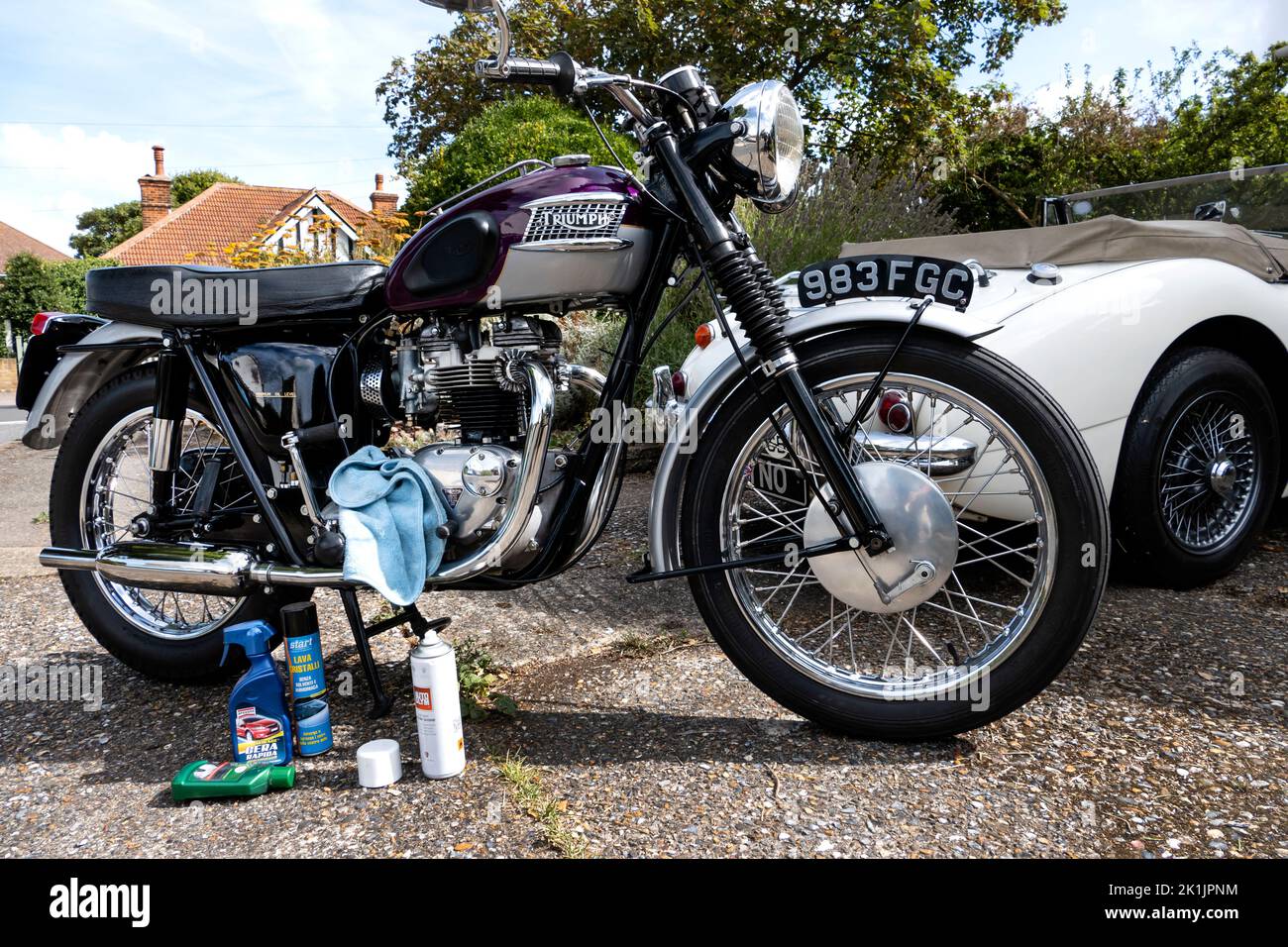 Reinigung eines klassischen 1963 Triumph Trophy TR6 Motorrads Stockfoto