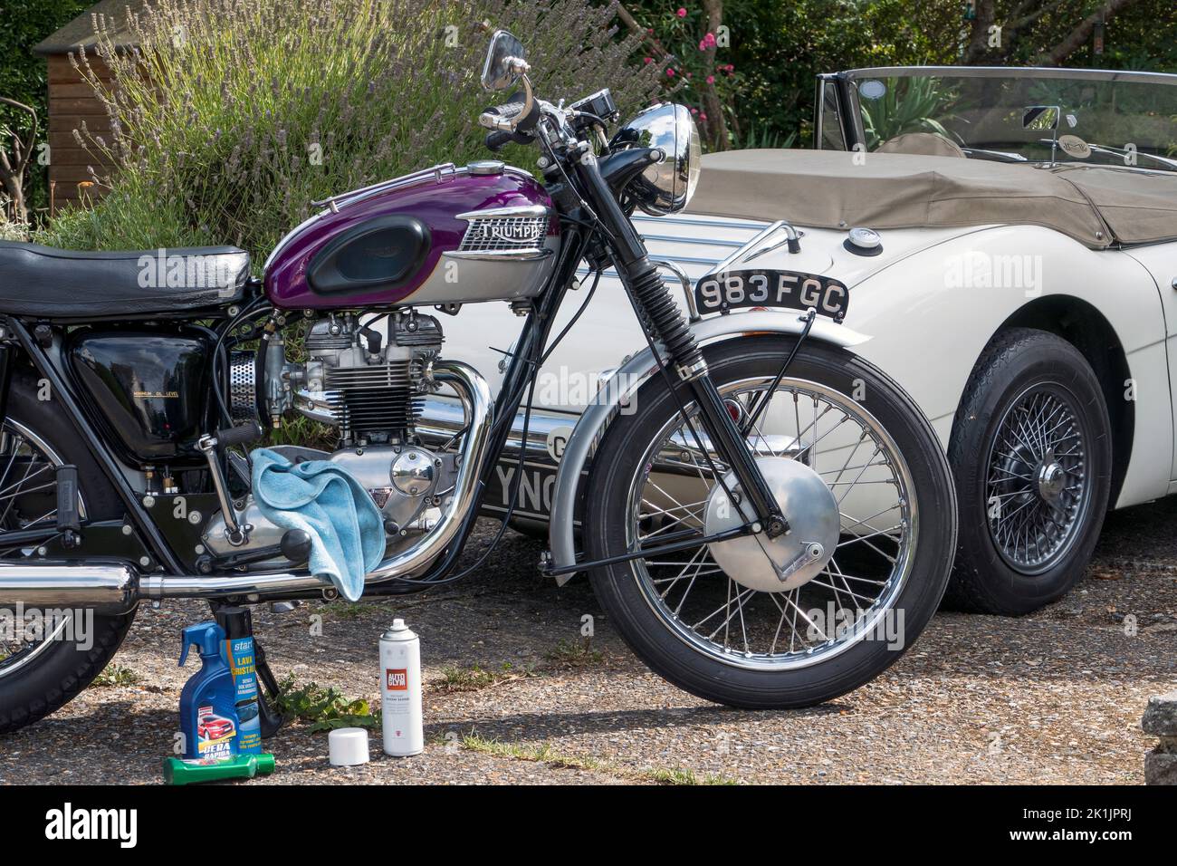 Reinigung eines klassischen 1963 Triumph Trophy TR6 Motorrads Stockfoto