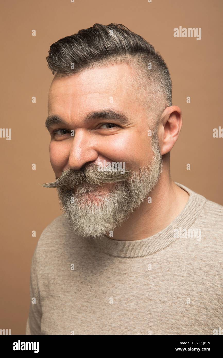 Porträt eines lächelnden Mannes mit grauem Bart und Schnurrbart Stockfoto