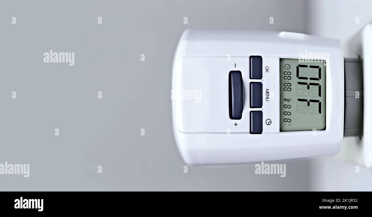 Der digitale Thermostat eines Heizkörpers ist ausgeschaltet. Steigende Kosten für Wärme- und Energiekonzept. Stockfoto