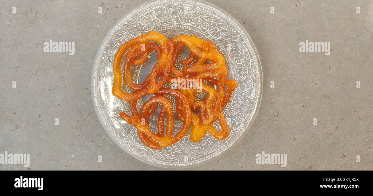 Süßer indischer Jalebi oder Imarti. Jalebi ist eine der leckersten Süßigkeiten, die in Indien weit verbreitet sind. Selektiver Fokus, selektiver Fokus auf das Motiv Stockfoto