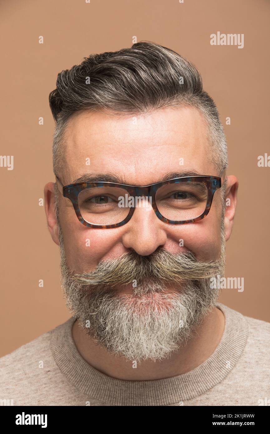 Nahaufnahme eines selbstbewussten Mannes mit grauem Schnurrbart und Bart Stockfoto