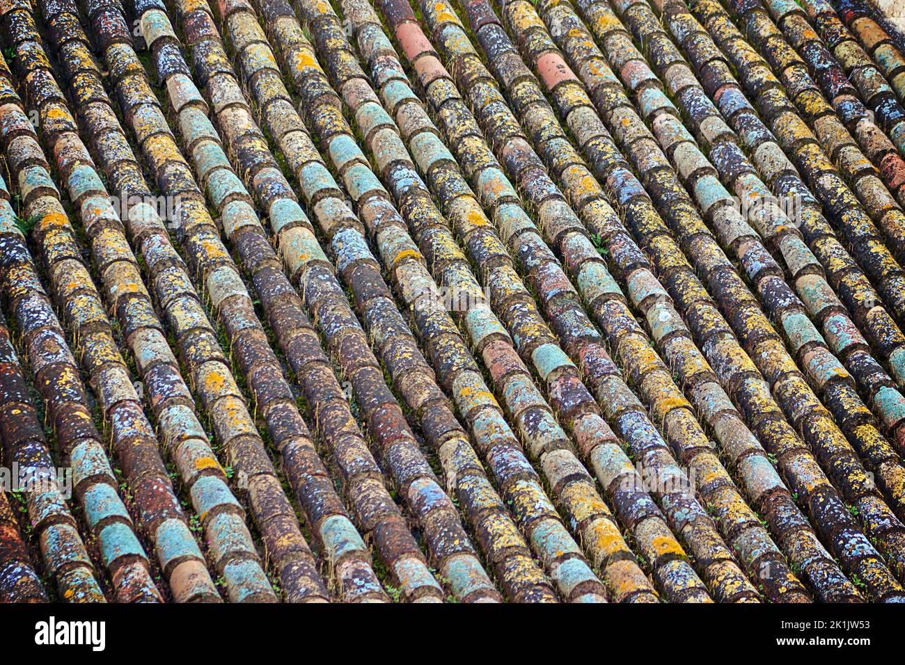 Struktur und Muster verwitterter Schindeln auf einem Dach. Horizontale Aufnahme. Stockfoto