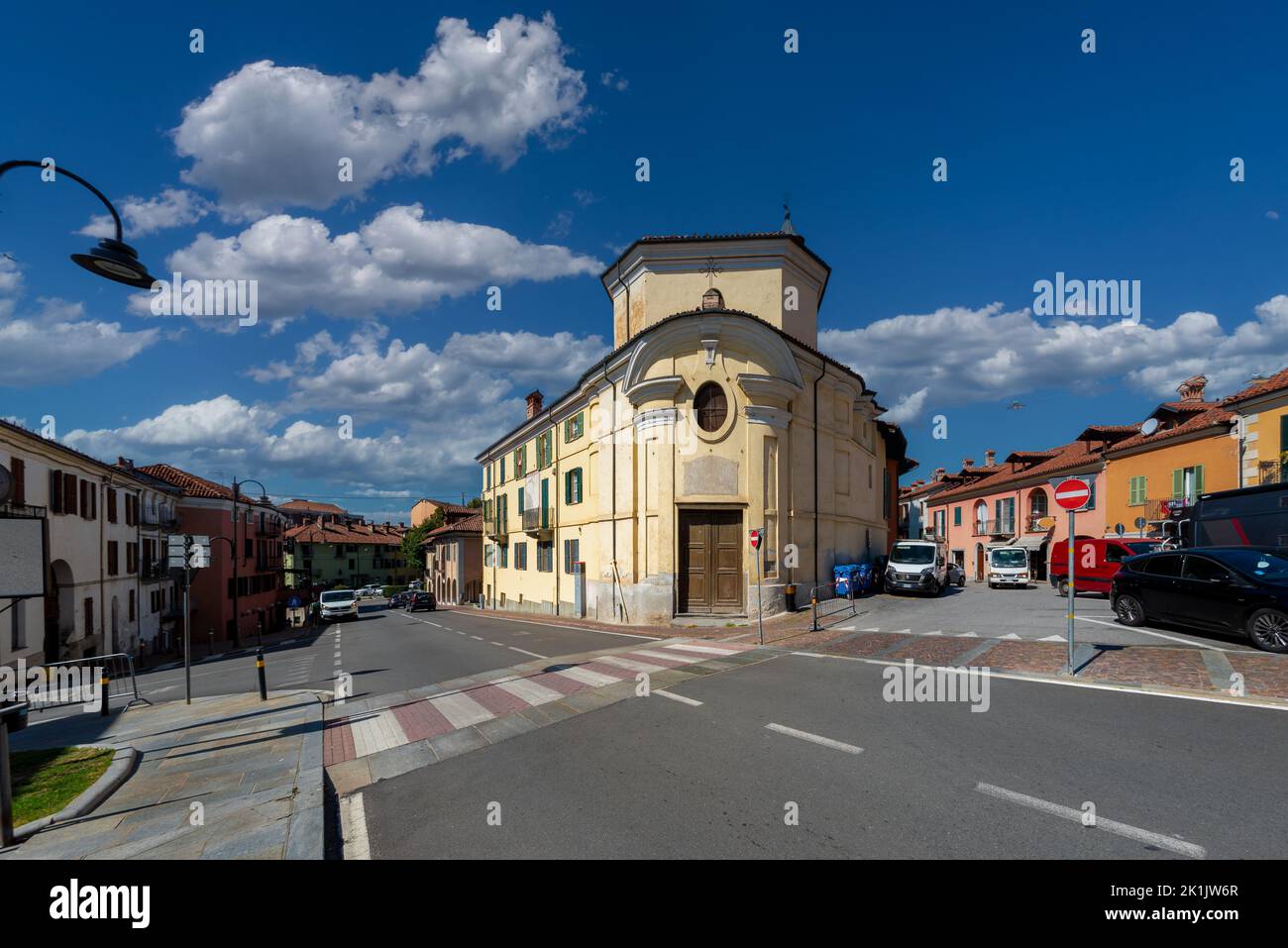 Fossano, Piemont, Italien - 09. September 2022: Via Marconi mit der alten Kirche San Antonio Abate (St. Anthony Abt) im Bezirk Sant'Antonio Stockfoto