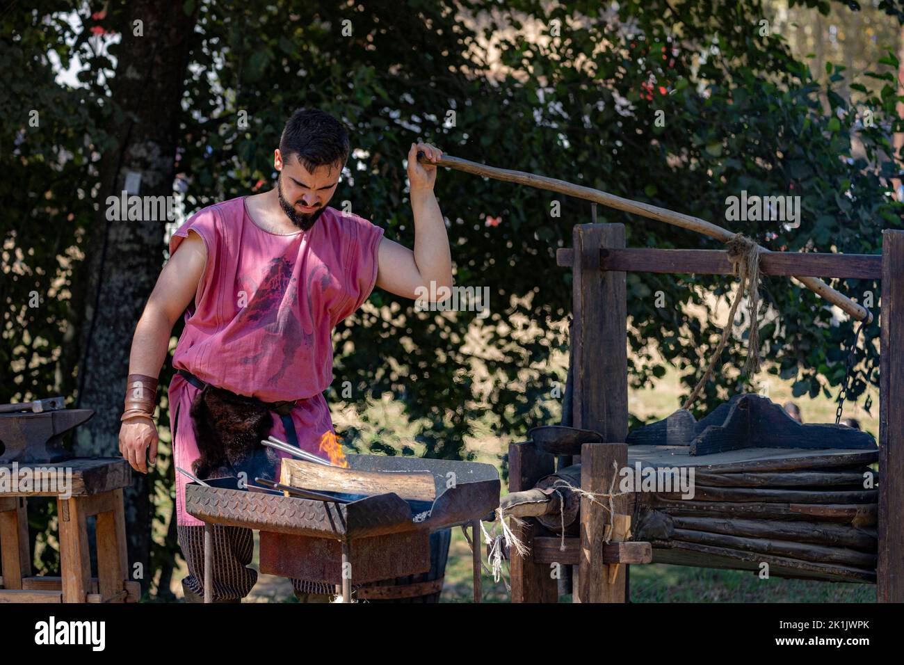 Schmied züchtet mittelalterliche Objekte mit Hilfe von Schmiedearbeiten und Werkzeugen, in Santa Maria da Feira fair Stockfoto