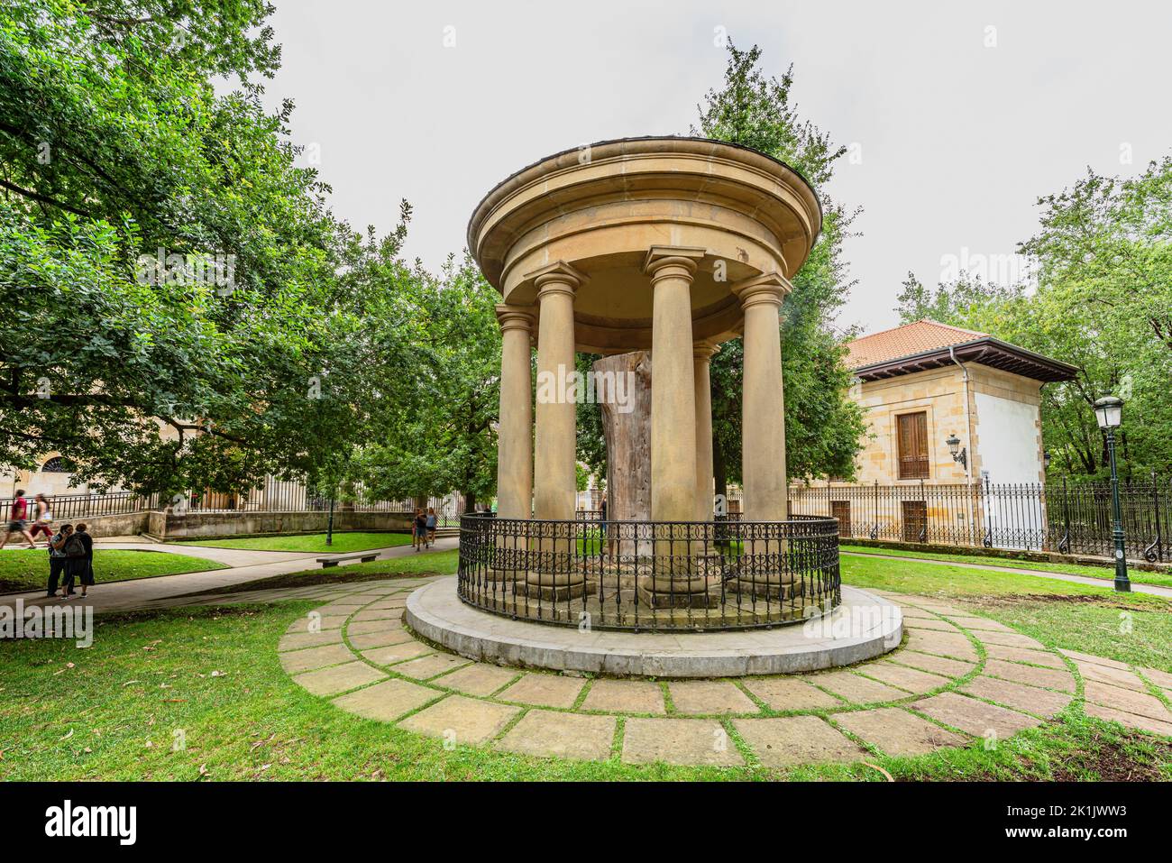 Gernika, Spanien. 4. August 2022. Der Baum des Gernika-Denkmals ist ein Symbol der Freiheit für das baskische Volk Stockfoto