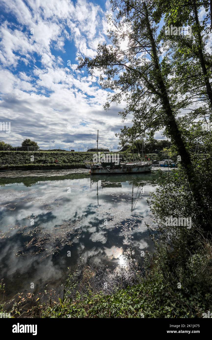 Ein Boot namens Esprit am Rande des Untergangs. Lydney Harbour, Lydney, Gloucestershire. VEREINIGTES KÖNIGREICH Stockfoto