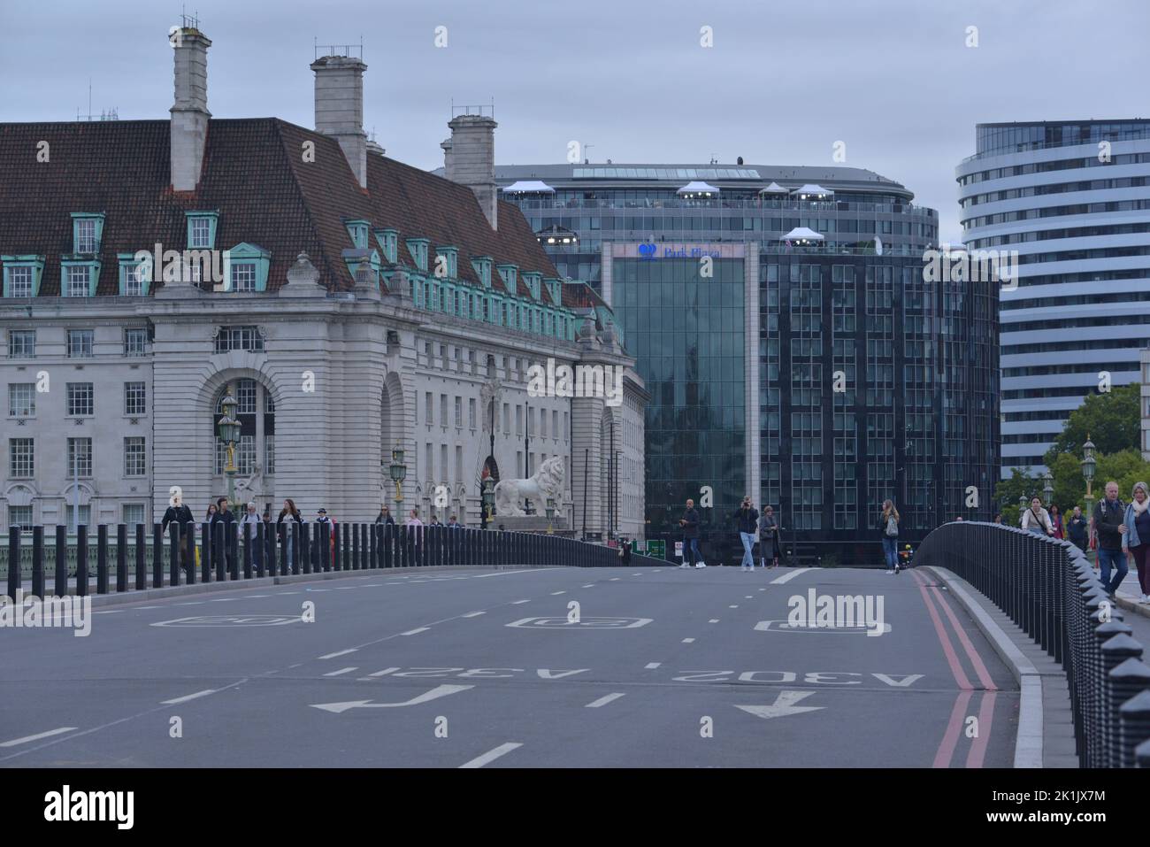 Staatsbegräbnis Ihrer Majestät Königin Elizabeth II., London, Großbritannien, Montag, 19.. September 2022. Die Westminster Bridge wurde zur Vorbereitung der Zeremonie für den Verkehr gesperrt. Stockfoto