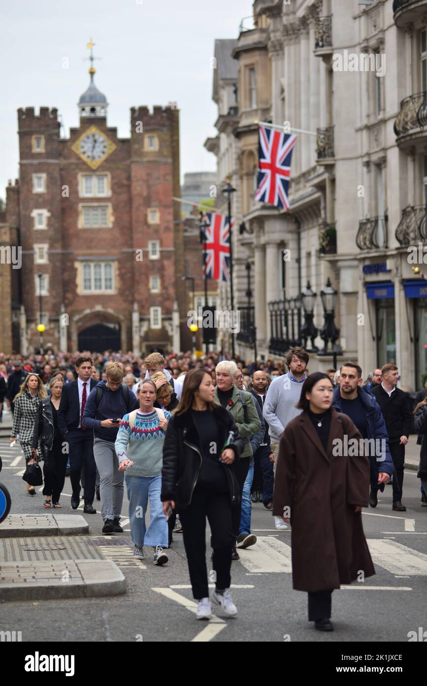 Staatsbegräbnis Ihrer Majestät Königin Elizabeth II., London, Großbritannien, Montag, 19.. September 2022. Menschenmengen von Trauernden passieren den St. James's Palace und den Uhrenturm an der St. James's Street. Stockfoto